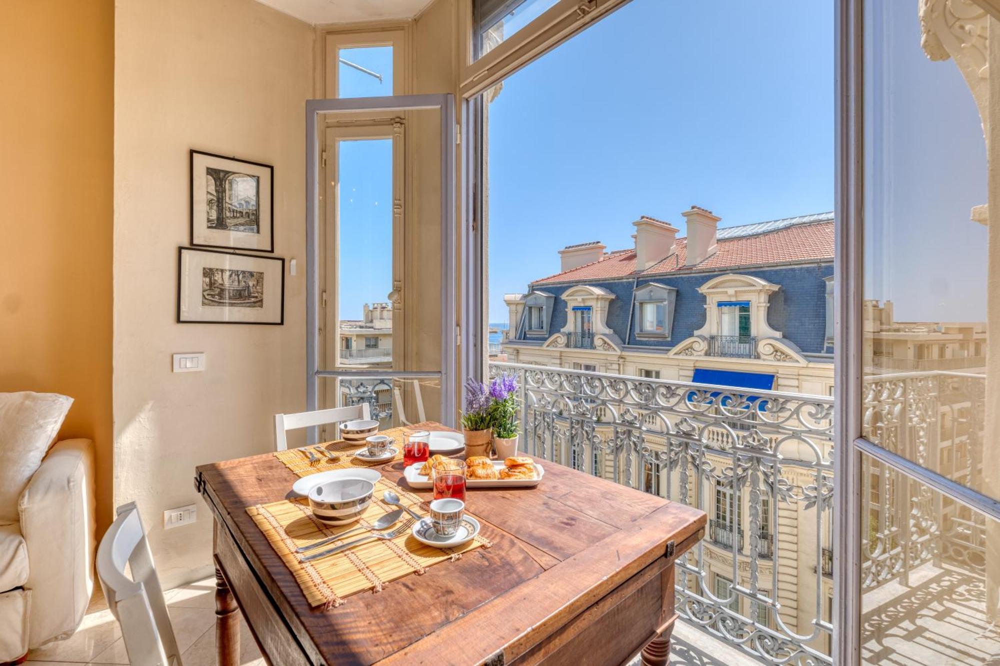 Astoria Bow Window - Happy Menton
