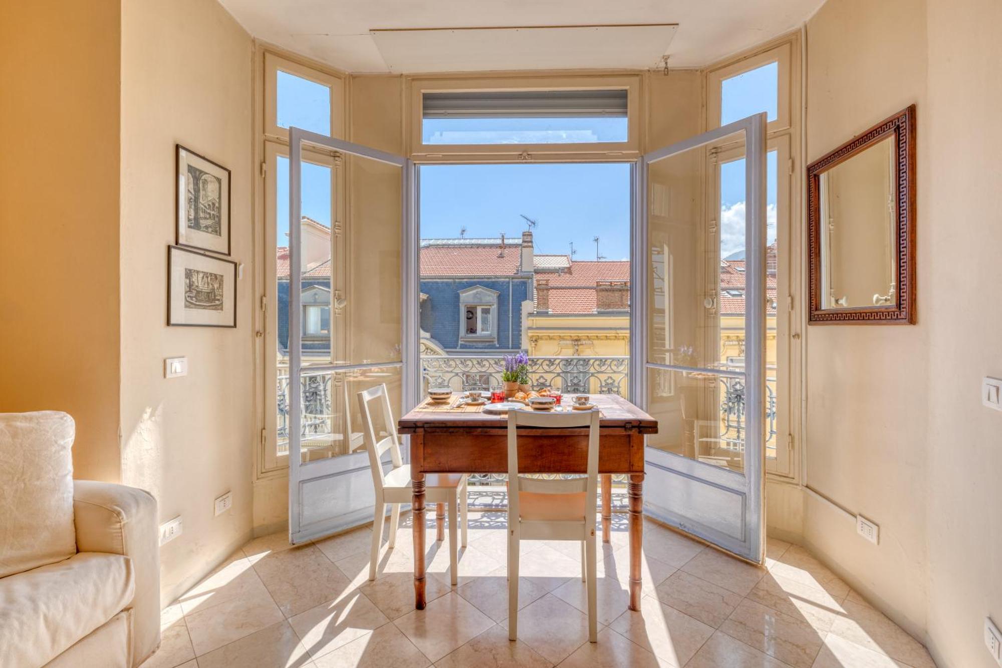 Astoria Bow Window - Happy * Menton