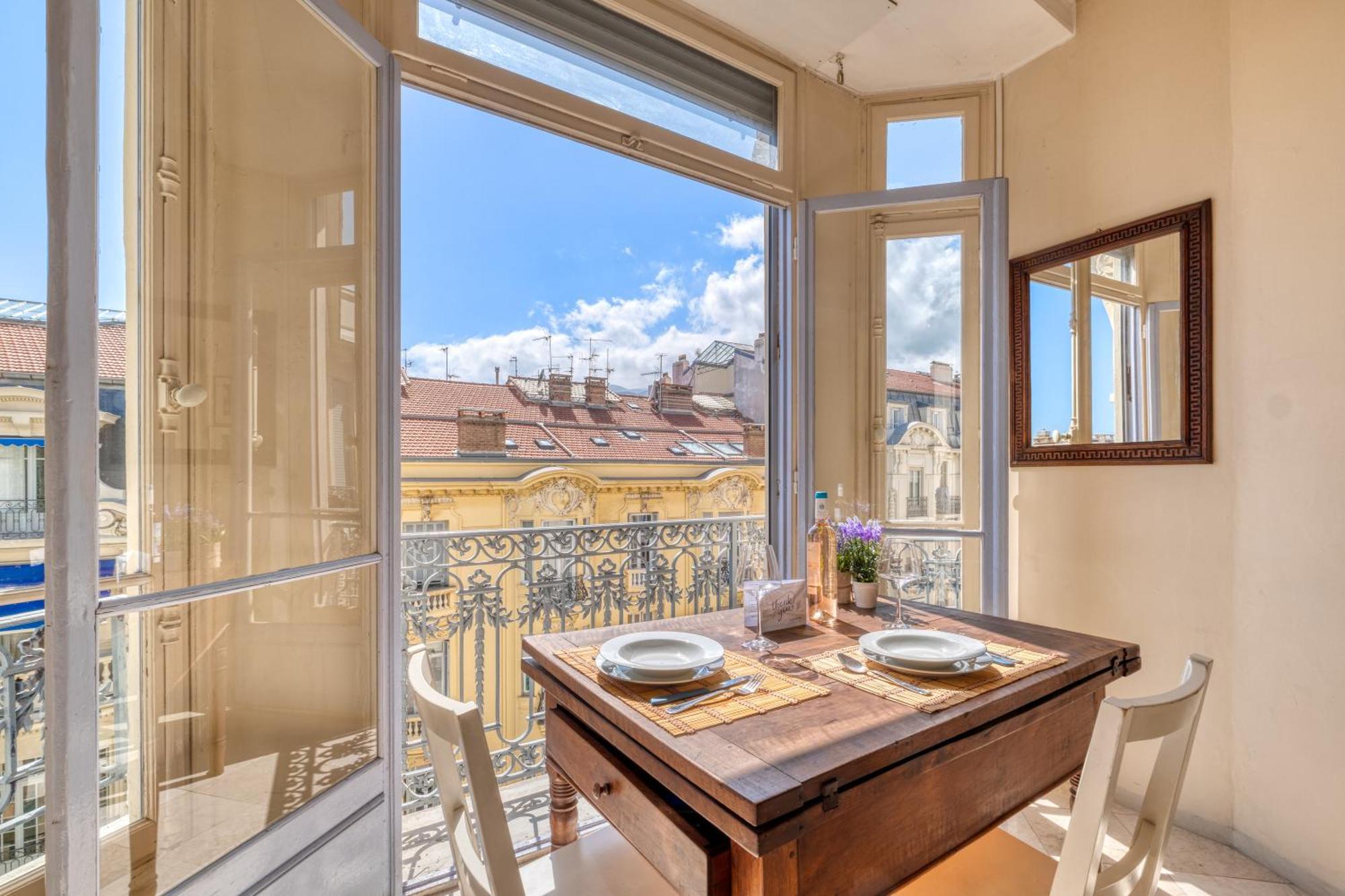 Astoria Bow Window - Happy Menton